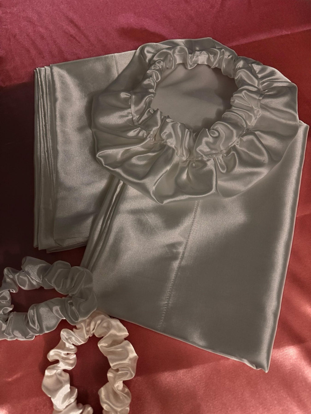 Combo de satín Rosas Home: funda de almohada, bamba y gorro para dormir en satín marfil