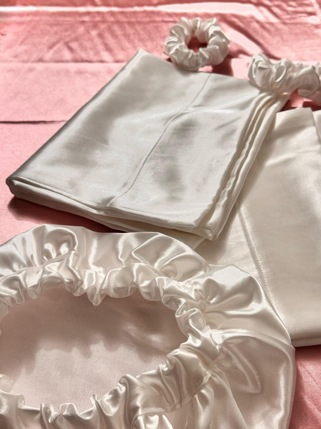 Funda de almohada de satín con gorro y bamba a juego del combo Rosas Home