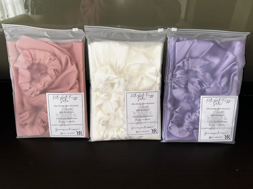 Los tres colores del combo de satín Rosas Home —rosa, marfil y lila— en su empaque individual