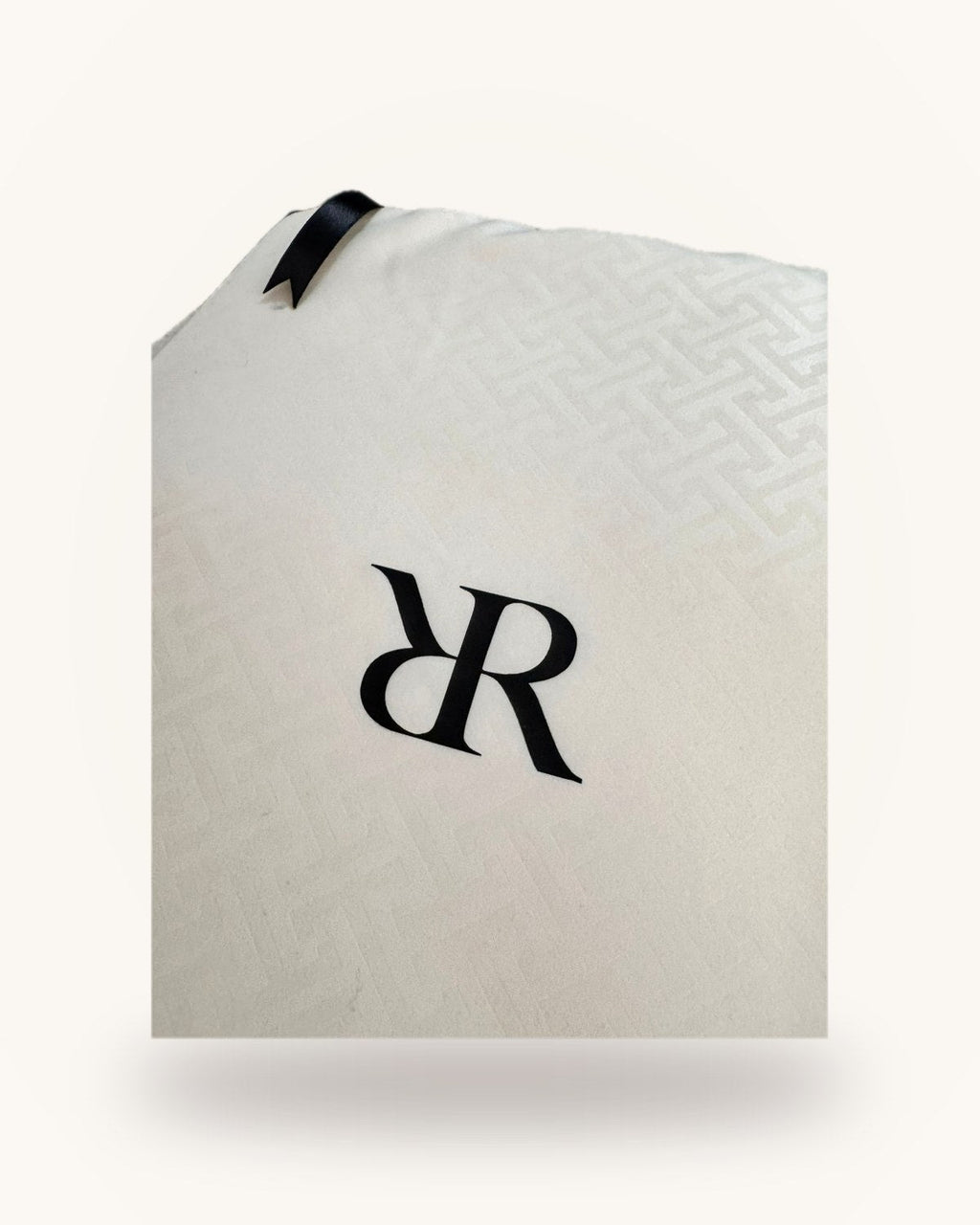 Monograma RR en la bolsa marfil