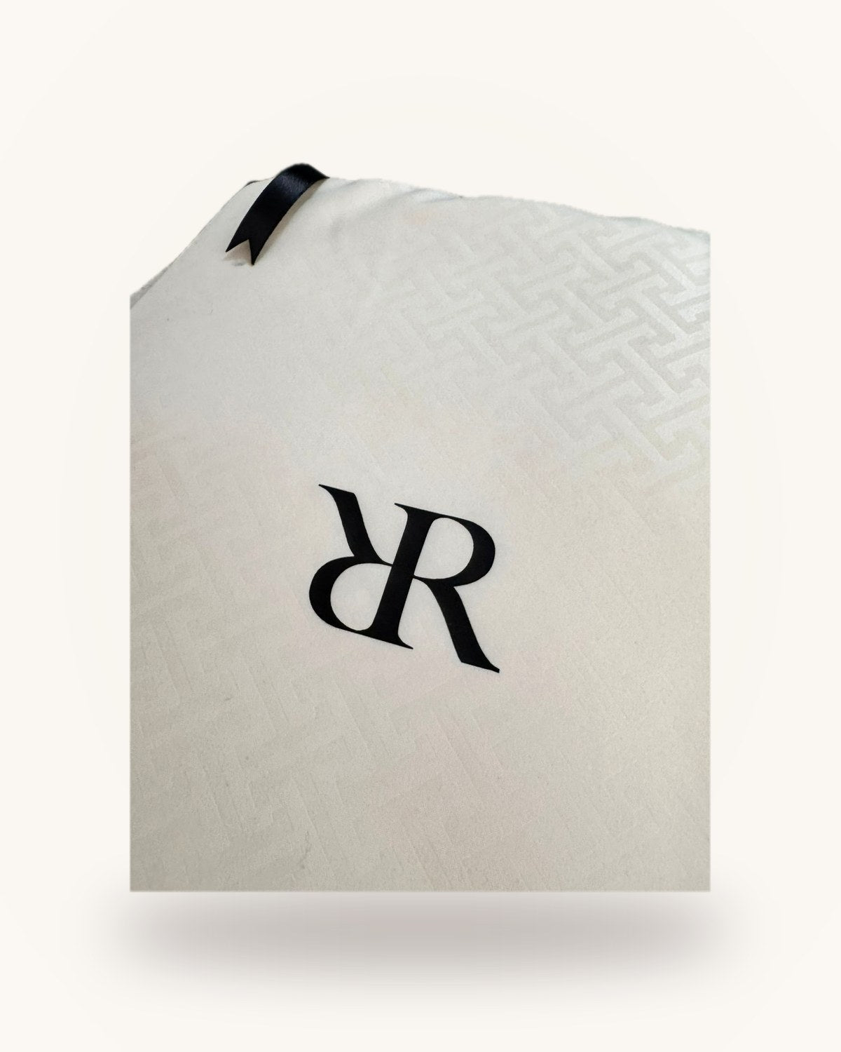 Monograma RR en la bolsa marfil