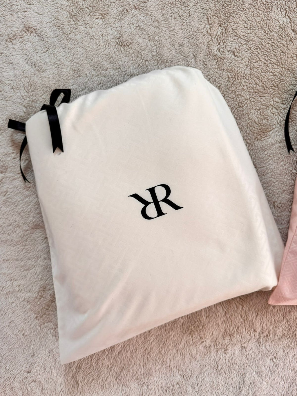 Detalle de la bolsa de jacquard marfil del juego de sábanas Rosas Home