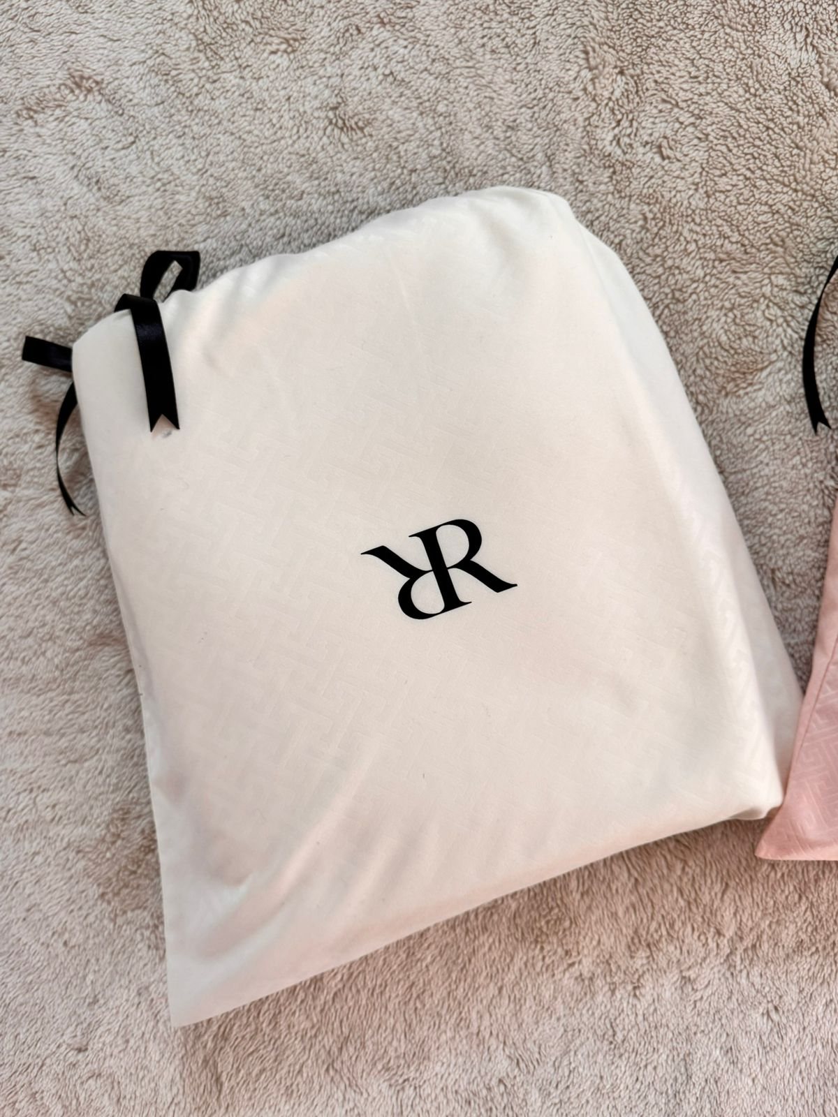 Detalle de la bolsa de jacquard marfil del juego de sábanas Rosas Home