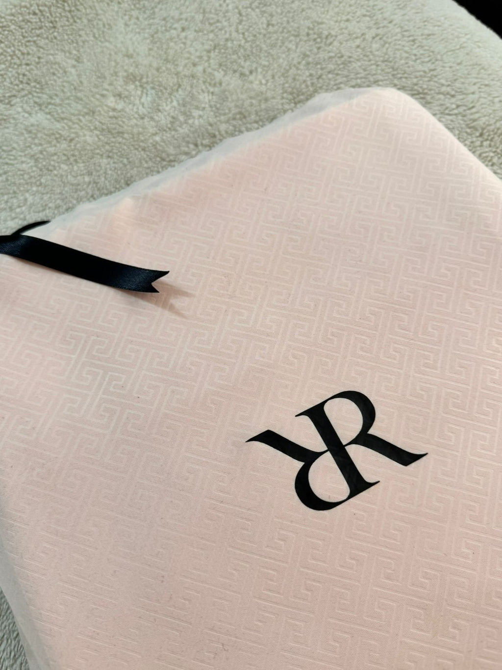 Bolsa de jacquard con monograma RR y cinta de satín negro, empaque de regalo Rosas Home