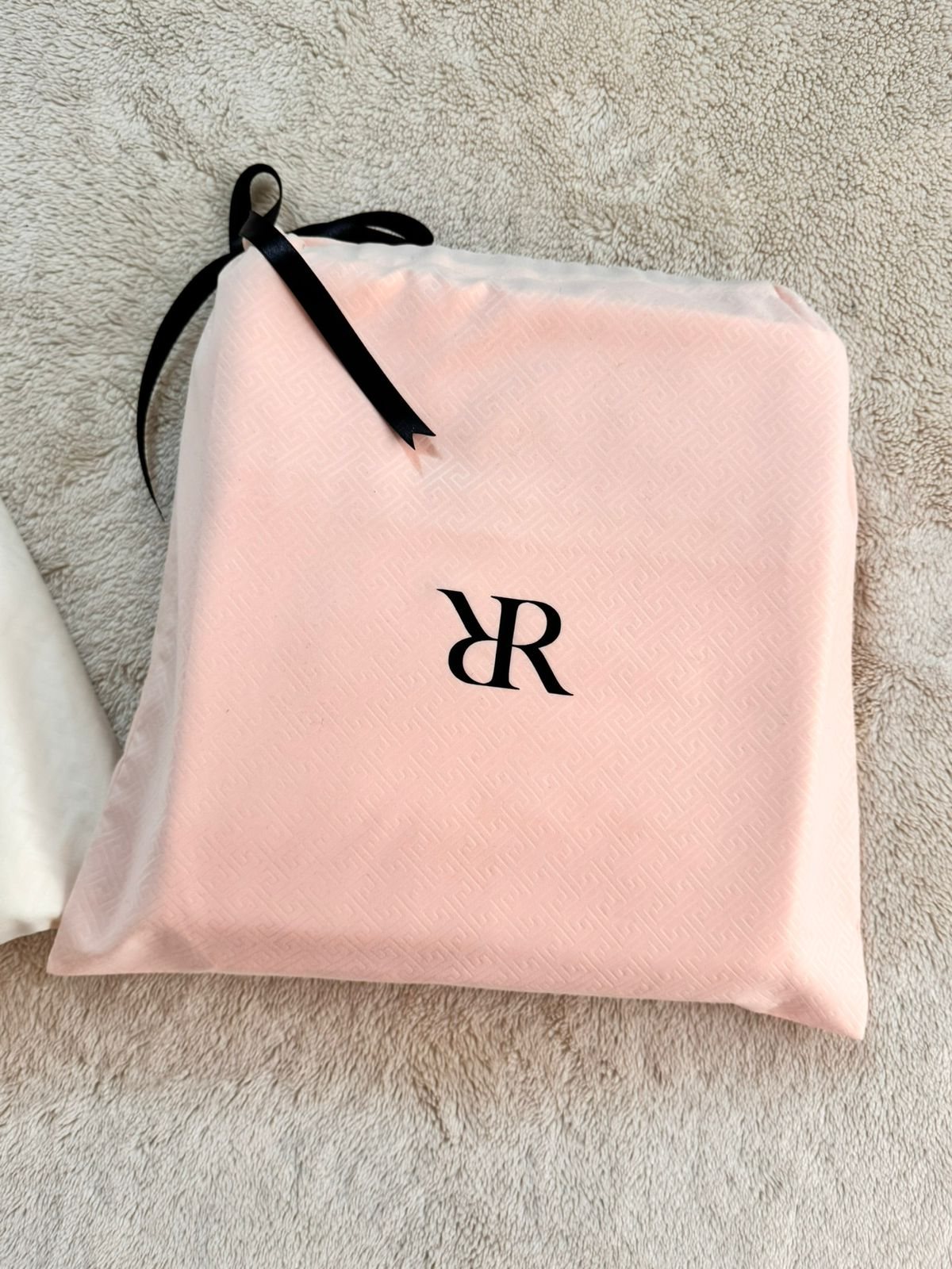 Bolsa rosa con cinta de satín negro